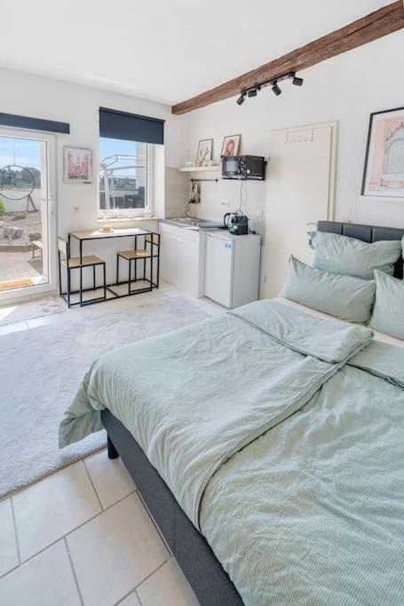 Tiny Apartment With Spacious Terrace On The Rhine Neuwied Eksteriør billede